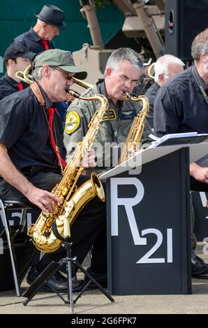 Andy Jackson, Mitglied der Sally B-17 Preservation Ground Crew, spielt Saxophon mit der R21 Band Stockfoto