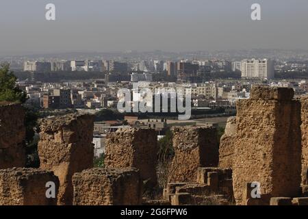 Ruinen von Karthago und neue Stadt in Tunesien. Stockfoto