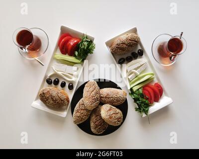Einfache, aber leckere Frühstückspräsentation mit türkischem Tee Stockfoto