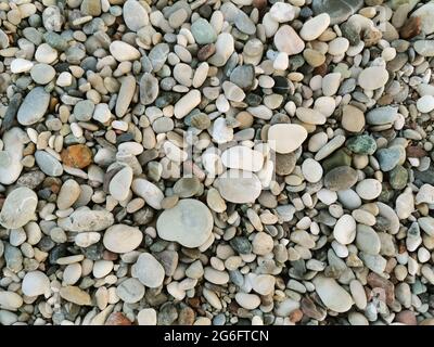 Farbige Steine. Steine am Strand. Kleine und große Steine am Strand. Stockfoto