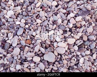 Farbige Steine. Steine am Strand. Kleine und große Steine am Strand. Stockfoto