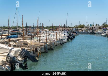 Colonia de Sant Jordi, Spanien; juni 26 2021: Blick auf die Marina in der mallorquinischen Stadt Colonia de Sant Jordi mit festgetäuter Freizeit und fis Stockfoto