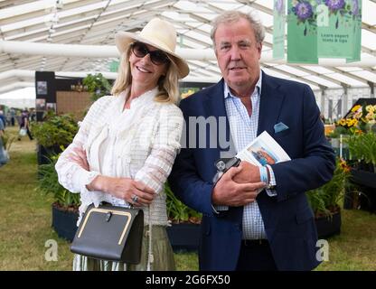 Jeremy Clarkson und seine Freundin Lisa Hogan beim Hampton Court Palace Garden Festival. Sie erscheint auf 'Farm' über Didddly Squat Farm. Stockfoto