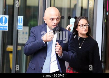 London, England, Großbritannien. Juli 2021. Der britische Staatssekretär für Gesundheit und Soziales SAJID JAVID wird vor dem BBC Broadcasting House in London vor der Presse sprechen sehen, da das Land sich bereit macht, ab dem 19. Juli fast alle Einschränkungen des Coronavirus zu beseitigen. Kredit: Tayfun Salci/ZUMA Wire/Alamy Live Nachrichten Stockfoto