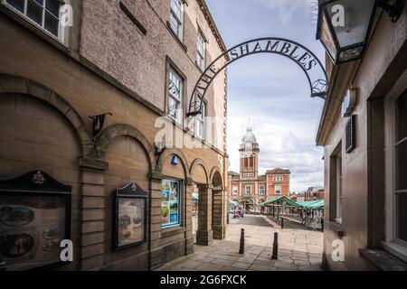 Chesterfield Marktplatz mit eigener Halle von der alten Gasse in den Shambles aus gesehen. Wunderschönes Stadtzentrum mit alten Steingebäuden und Uhrenturm. Stockfoto