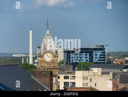 Sheffield South Yorkshire City Skyline Uhrturm am Rathaus. Römische Ziffern zeigen alte und neue Gebäude zusammen. Stahldächer der Stadt Stockfoto