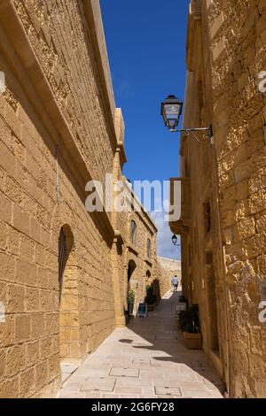 Enge Straße und Steinmauern in der Cittadella, Zitadelle in der Altstadt von Victoria (Rabat) auf der Insel Gozo, Malta Stockfoto