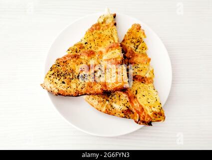 Zwei Scheiben Pizza. Stockfoto