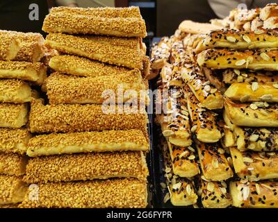 Cookie. Brezel. Sticks mit Sesamsamen und Sonnenblumenkernen. Stockfoto