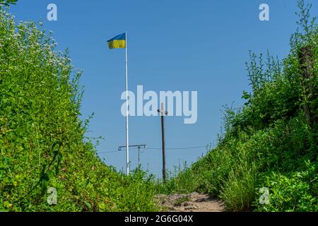 KHUST, UKRAINE - 24. Juni 2021: Ukrainische Flagge auf den Ruinen der Burg Khust in Khust, Ukraine, am 24. Juni 2021. Stockfoto