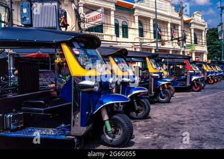 Reihe von Tuk Tuks warten auf Kunden, Bangkok, Thailand Stockfoto