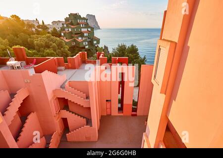 Geometrisches rotes Gebäudedesign. Die rote Mauer, La manzanera. Calpe, Spanien Stockfoto