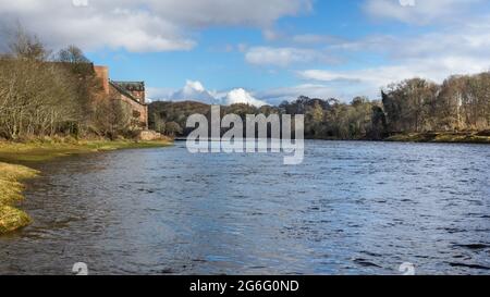 The River Tay at Stanley Mills Perthshire Scotland eine historische wasserbetriebene Baumwollmühle am Ufer des berühmten Lachsfischereiflusses. Stockfoto