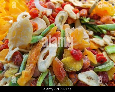 Nahaufnahme trockener tropischer Früchte. Hintergrund von trockenen tropischen Früchten und Detailaufnahmen. Stockfoto