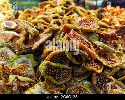 Getrocknete Feigen aus nächster Nähe. Hintergrund von getrockneten Feigen und Detailaufnahmen. Stockfoto