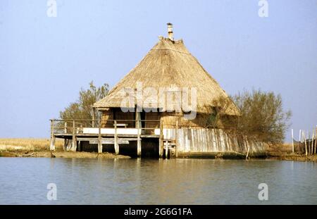 Capanni e nappe per la pesca nella laguna di Marano om Friuli Stockfoto