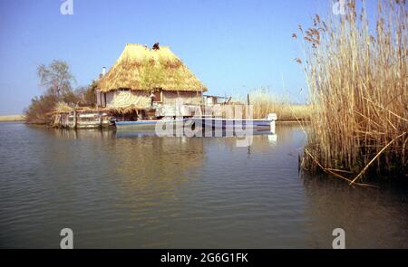 Capanni e nappe per la pesca nella laguna di Marano om Friuli Stockfoto