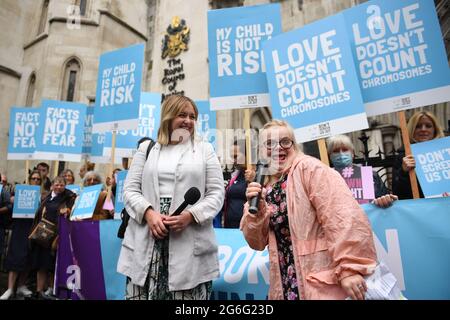 Heidi Crowter, 26 aus Coventry (rechts) und Maire Lea-Wilson, 33, eine Buchhalterin und Mutter von zwei Kindern aus West-London, deren Sohn Aidan das Down-Syndrom hat, vor den Royal Courts of Justice on the Strand in London, Im Vorfeld ihres richtungsweisenden Falls gegen die britische Regierung, die Gesetzgebung anzufechten, die Abtreibungen bis zur Geburt für Babys mit dieser Erkrankung erlaubt. Bilddatum: Dienstag, 6. Juli 2021. Stockfoto