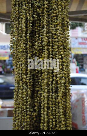 Getrocknete Blüte Okra an Seilen. Stockfoto