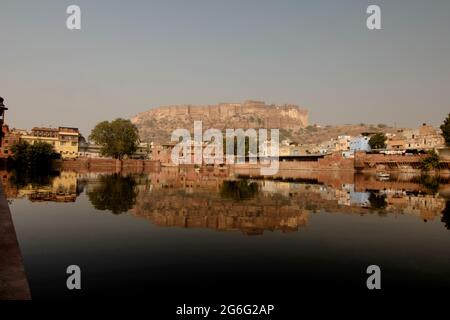 Gulab Sagar See in der Altstadt in der Nähe von Sardar Markt von Jodhpur. Erbaut im Jahr 1788 von Gulab Rai, dem geliebten Maharaja Vijay Singh. Jodhour, Rajasthan Stockfoto