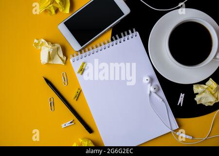 Tasse schwarzen Kaffee auf vynil Rekord. Speicherplatz für Notizbuch-Kopien. Musik hören. Retro-Style. Mobiltelefon mit Kopfhörern. Stockfoto