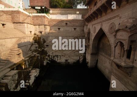 Toorji Ka Jhalra oder Toorjis Step Well Seitenansicht. Erbaut 1740 von Königin Maharaja Abhay Singhs Consort. Jodhpur, Rajasthan, Indien Stockfoto