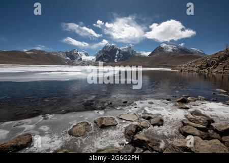 Gefrorener Gurudongmar See Beginn des Teesta River. Mit einer Höhe von 17,100 Fuß (5,210 m) über dem Meeresspiegel ist er einer der höchsten Seen der Welt. Sikkim, I Stockfoto