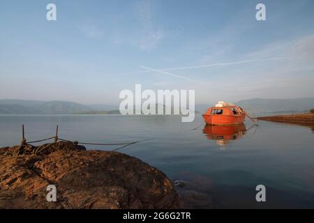 Angedocktes Boot am Urumuri See Satara, Maharastra, Indien Stockfoto