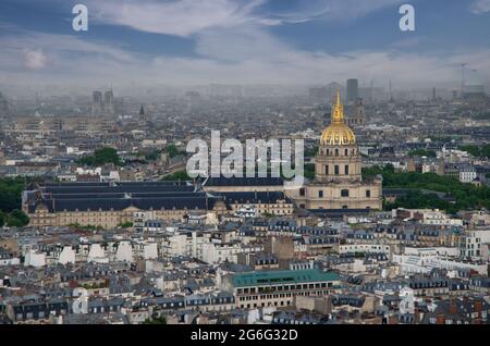 Das Hotel National des Invalides von der Spitze des Eiffelturms aus gesehen, Paris, Frankreich Stockfoto