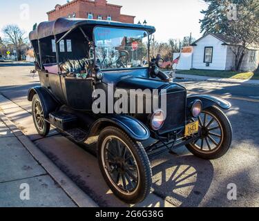 Der Vintage 1919 Ford Model T parkte im Frühwinter an einer Stadtstraße. Kostengünstigere 235 neu. Stockfoto