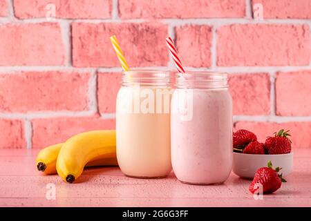 Erdbeer- und Bananenmilchshakes in den Gläsern Stockfoto