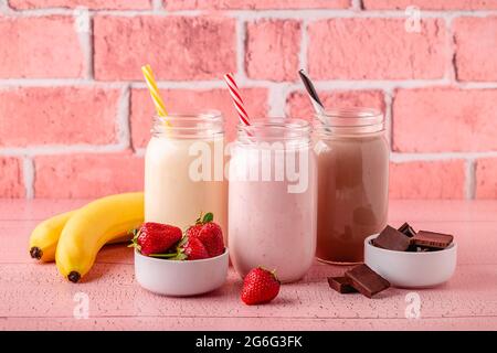 Set aus Erdbeerbanane und Schokoladenmilchshakes in den Gläsern Stockfoto