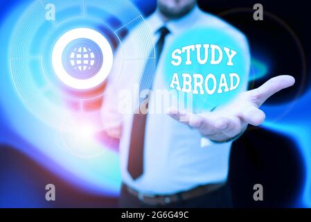 Textunterschrift zur Darstellung von Auslandsstudien. Business-Ansatz Verfolgung von Bildungsmöglichkeiten in einem fremden Land Gentelman Uniform Standing Holding New Stockfoto