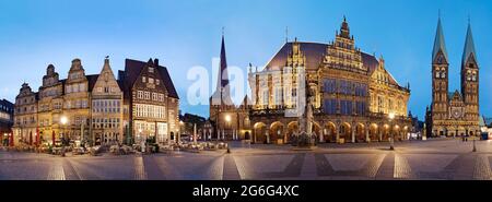 Markt mit historischen Giebelhäusern, Frauenkirche, Rathaus mit Roland, St. Petri-Kathedrale, parlamentsgebäude am Abend, Deutschland, Stockfoto