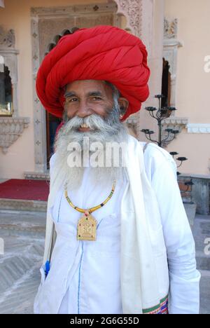 Indianer mit Bart und rotem Turban, Indien, Radschastan, Jodhpur Stockfoto