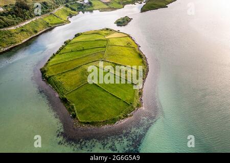 Luftaufnahme der Gemeinde Illancreeve, Lackaduff - County Donegal, Irland. Stockfoto