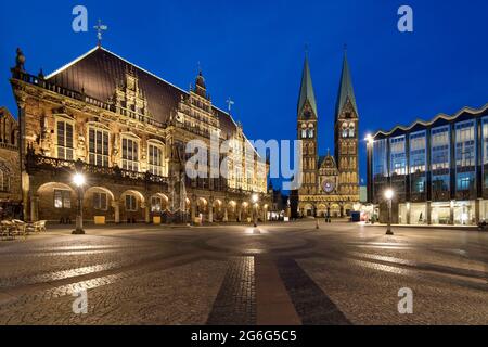 Marktplatz mit Rathaus, St. Petri-Dom und parlamentsgebäude der Bremischen Buergerschaft am Abend, Deutschland, Bremen Stockfoto