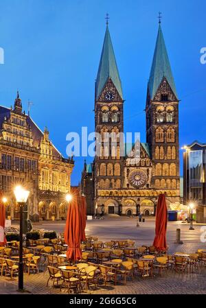 Marktplatz mit Rathaus, St. Petri-Dom und parlamentsgebäude der Bremischen Buergerschaft am Abend, Deutschland, Bremen Stockfoto