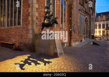 Bronze von Stadtmusikern von Bremen mit Schatten, Deutschland, Bremen Stockfoto