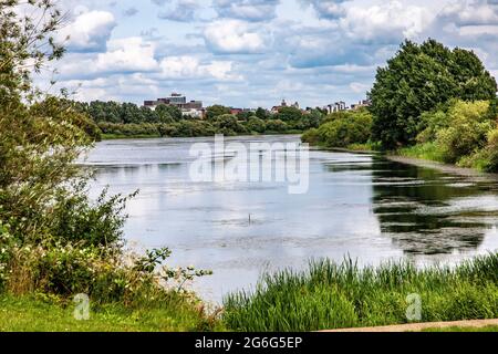 Sixfields Reservoir an einem bewölkten Nachmittag mit Blick auf die Stadt. Stockfoto