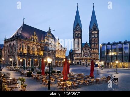 Markthalle mit Rathaus, St. Petri-Dom und parlamentsgebäude am Abend, Deutschland, Bremen Stockfoto