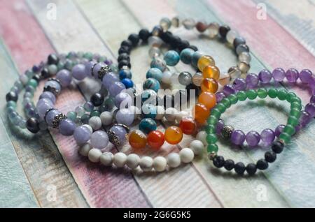 Armbänder aus einem Naturstein Achat Amethyst Aventurin Angelit Lava chrysocolla carnelian fluorit caholong larimar. Schmuckfoto. Stockfoto