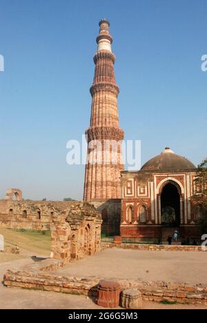 Qutb Minar und Alai Darwaza, der Eingang zur Quwwat-UL-Islam Moschee, Indien, Delhi, Delhi Stockfoto