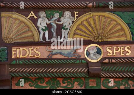 Adam- und Eve-Haus, Detail der Schnitzereien am Giebel, Deutschland, Nordrhein-Westfalen, Ostwestfalen, Paderborn Stockfoto
