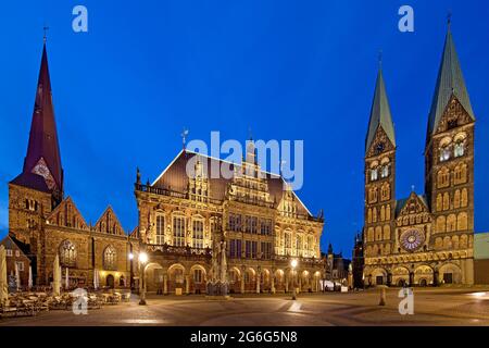 Marktplatz mit Frauenkirche, Rathaus und St. Petri-Dom am Abend, Deutschland, Bremen Stockfoto