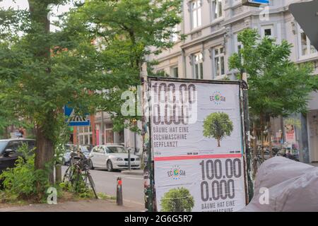 Werbeplakat einer ökologischen Suchmaschine in der Stadt, Deutschland, Hamburg Stockfoto