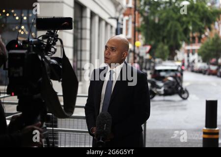 London, England, Großbritannien. Juli 2021. Der britische Staatssekretär für Gesundheit und Soziales SAJID JAVID wird vor dem BBC Broadcasting House in London vor der Presse sprechen sehen, da das Land sich bereit macht, ab dem 19. Juli fast alle Einschränkungen des Coronavirus zu beseitigen. Kredit: Tayfun Salci/ZUMA Wire/Alamy Live Nachrichten Stockfoto