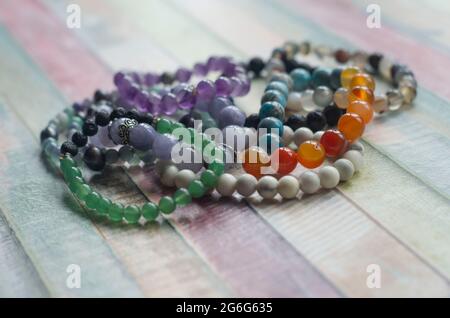 Armbänder aus einem Naturstein Achat Amethyst Aventurin Angelit Lava chrysocolla carnelian fluorit caholong larimar. Schmuckfoto. Stockfoto