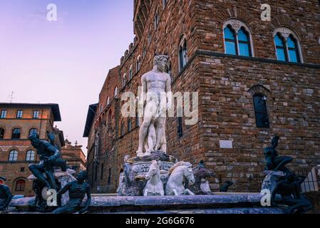 Renaissance-Skulptur von Neptun. Michelangelo, Neptunbrunnen von Bartolomeo Ammannati im Palazzo Vecchio. Florenz, Italien. Stockfoto