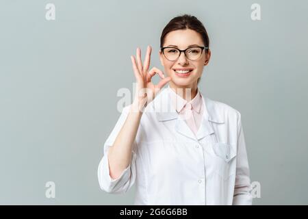 Porträt einer glücklichen Ärztin mit dem OK-Zeichen Stockfoto